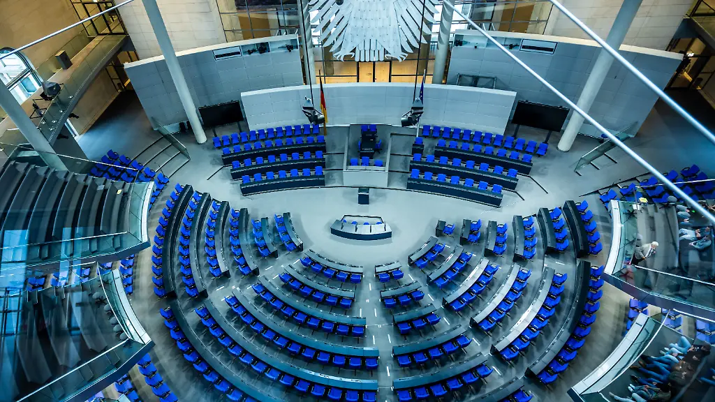 Forderung nach Verzicht auf Sommerpause für Reformen im Bundestag