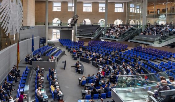 Opposition kritisiert Verzögerungen bei Regierungsanfragen