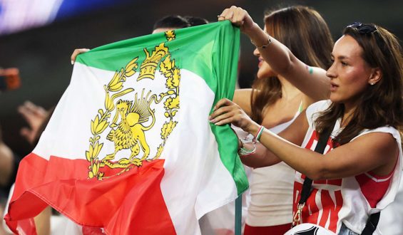 Politische Spannungen bei der WM: Hymnen-Skandal und Flaggenproteste