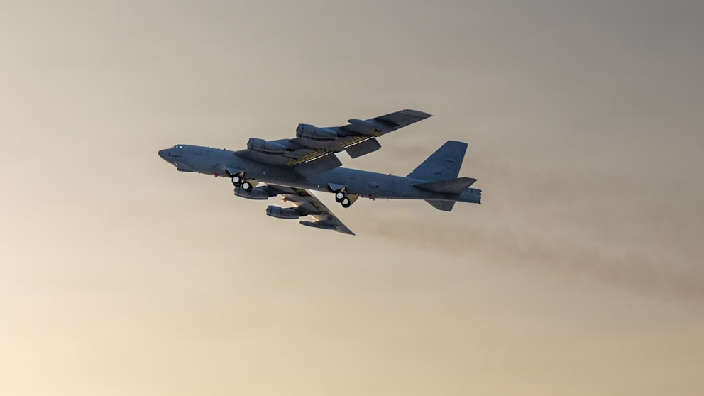 B-52 Absturz auf Edwards Air Force Base – Unklare Details und Sofortmaßnahmen