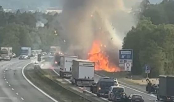 Explosionen auf der A6: Brennender Lkw sorgt für Vollsperrung