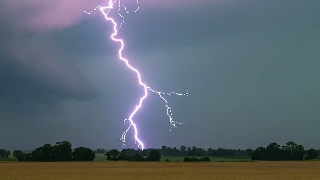 Unwetter in Polen und Tschechien: Ausnahmezustand durch Stürme und Blitzschlag