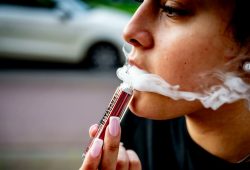 Die Teenager entdecken das Rauchen neu: Kritik am Trend