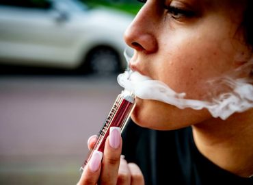 Die Teenager entdecken das Rauchen neu: Kritik am Trend