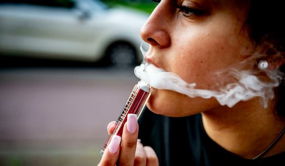 Die Teenager entdecken das Rauchen neu: Kritik am Trend