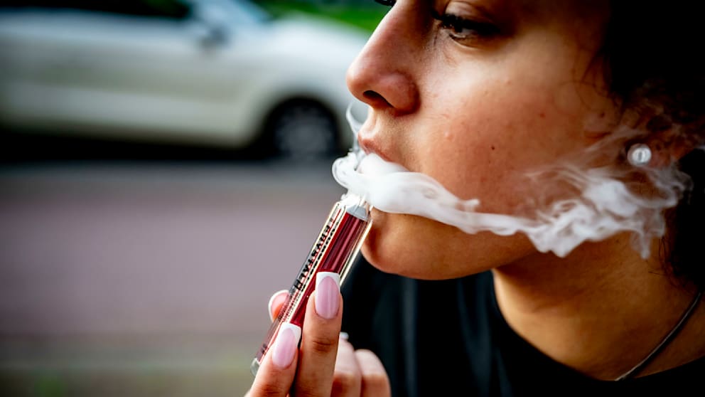 Die Teenager entdecken das Rauchen neu: Kritik am Trend