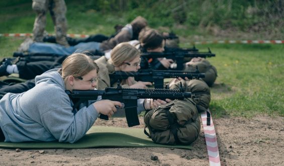 Verteidigungspflicht an lettischen Schulen: Schießtraining für Teenager