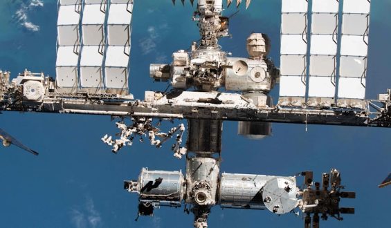 Astronauten mussten sich wegen Luftleck in Raumkapsel zurückziehen