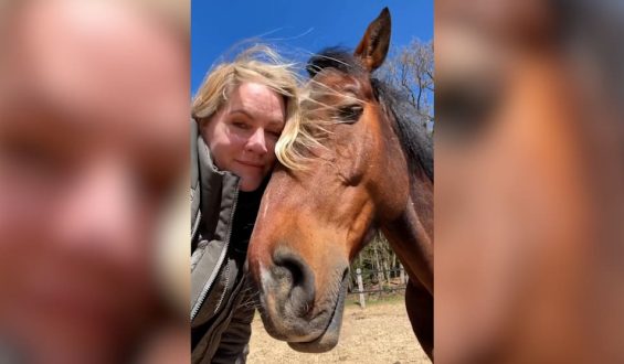 Judith Rakers verabschiedet sich von Pferd Carlson