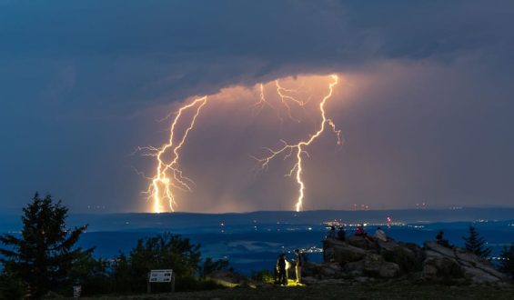 Heftiges Unwetter: Blitzeinschlag auf Campingplatz in Rastatt