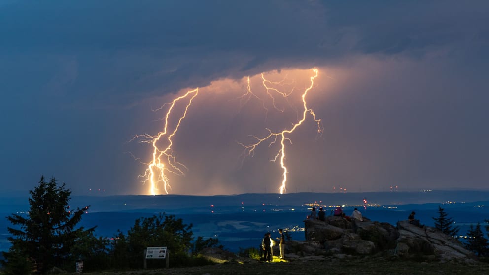 Heftiges Unwetter: Blitzeinschlag auf Campingplatz in Rastatt
