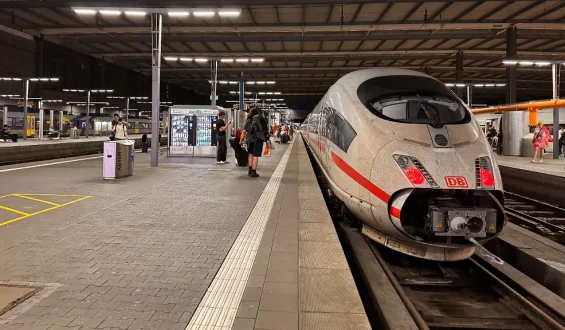 Störung im digitalen Bahnfunk: Bahnverkehr langsam stabilisiert