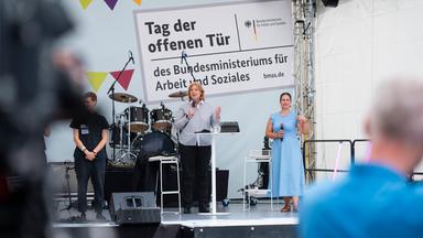 Erfolgreicher Tag der offenen Tür der Bundesregierung zieht Tausende an