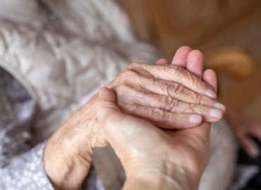 Kontroverse um die Pflegereform: Sparmaßnahmen und deren Folgen