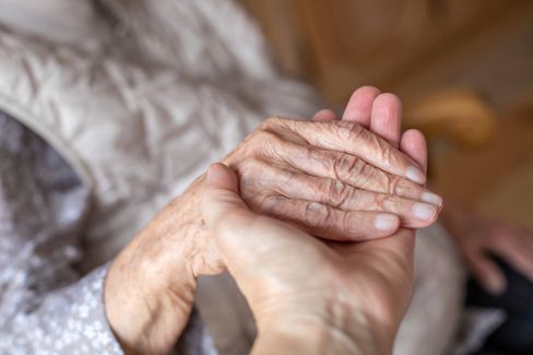 Kontroverse um die Pflegereform: Sparmaßnahmen und deren Folgen