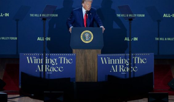 Donald Trump bei einer KI-Konferenz 2025