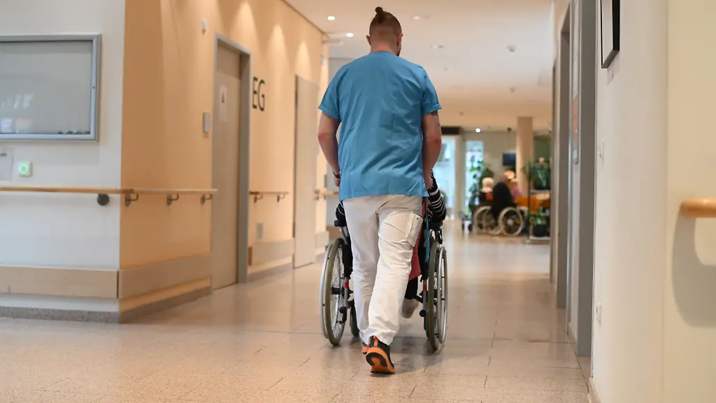 Reformpläne: Mehrkosten für Gutverdiener in der Pflege