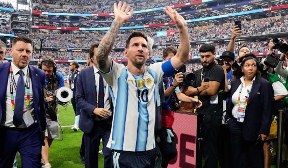 Kontroversen um Schiedsrichterentscheidung nach Nachricht von Lionel Messi