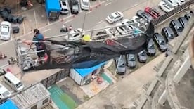 Arbeitskorb in China durch Wind außer Kontrolle
