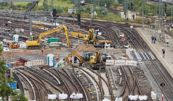Bahnprojekte: Finanzierungsprobleme und deren Auswirkungen