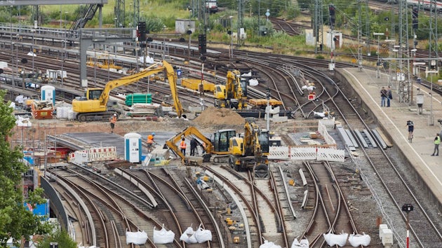 Bahnprojekte: Finanzierungsprobleme und deren Auswirkungen