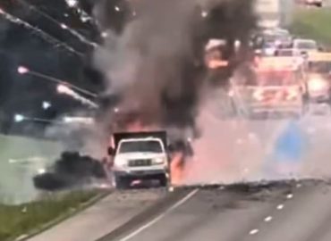 Explosion eines Feuerwerks-Anhängers auf US-Autobahn