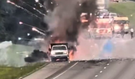 Explosion eines Feuerwerks-Anhängers auf US-Autobahn