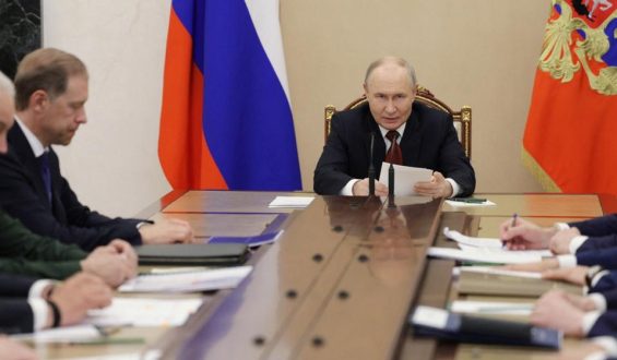 Putin räumt Engpässe beim Treibstoff ein nach ukrainischen Angriffen