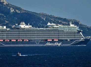 Kreuzfahrtschiff in Kiel wegen Sprengstoffalarm evakuiert