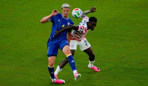 Überraschende Diskussion um Platzverweis im Fußball