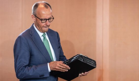 Kabinettsumbildung bei Kanzler Merz erwartet