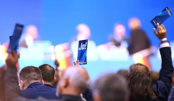 AfD-Parteitag in Erfurt von Protesten begleitet