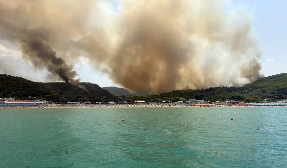 Heftige Waldbrände: Evakuierungen an der Adria-Küste