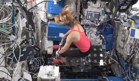 Workout im Weltall: Astronautin pumpt in der Schwerelosigkeit