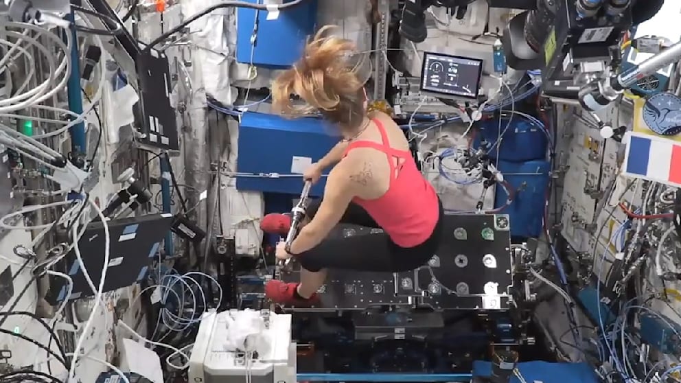 Workout im Weltall: Astronautin pumpt in der Schwerelosigkeit