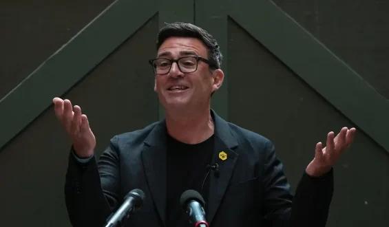 Andy Burnham wird neuer Premierminister in Großbritannien