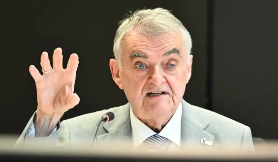 Reul ermahnt CDU-Kritiker von Merz