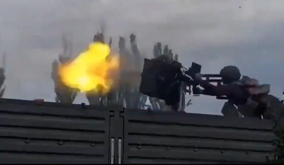 Waffe außer Kontrolle: Gewehr schleudert Soldaten