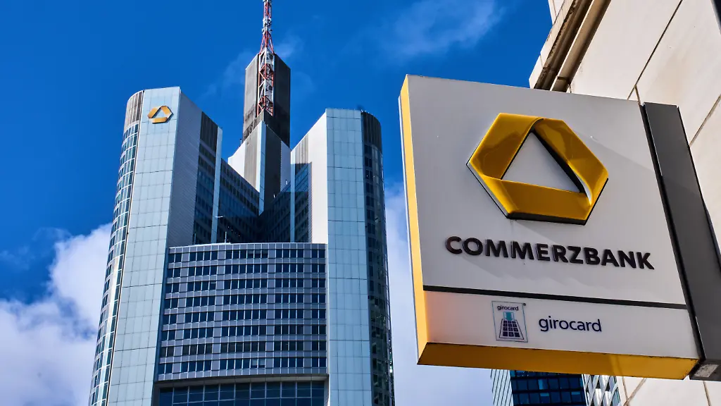 Commerzbank gibt Widerstand gegen Übernahme auf