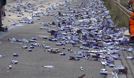 Lastwagen verliert Fracht auf der A8