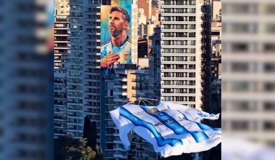 Erneut riesiges Messi-Trikot über Argentinien