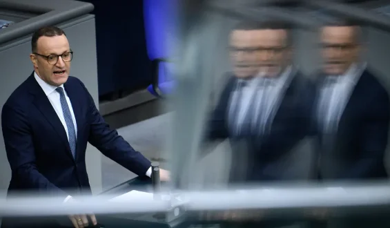 Warum Jens Spahn im Amt bleiben könnte