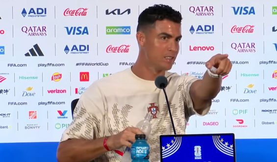 Cristiano Ronaldo tritt auf Pressekonferenz energisch auf