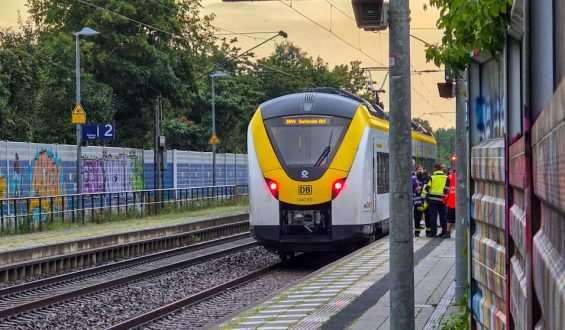 Schwere Verletzung nach Sturz aus fahrendem Zug