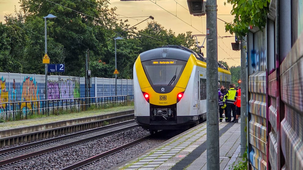 Schwere Verletzung nach Sturz aus fahrendem Zug