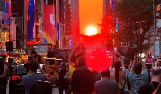 Sonnenspektakel über New York: Tausende feiern „Manhattanhenge“