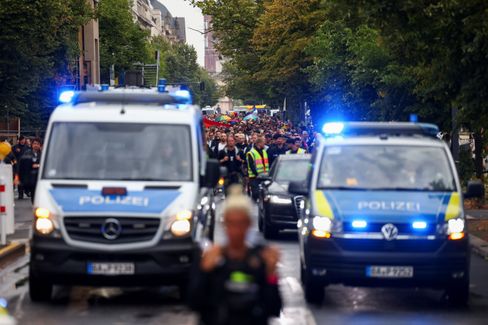 Politische Reaktionen auf aktuelle Ereignisse in Europa