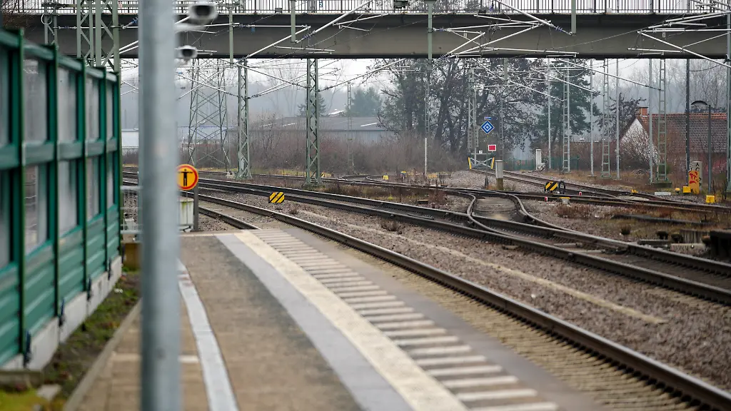 Bahnmitarbeiter bei Ticketkontrolle schwer verletzt