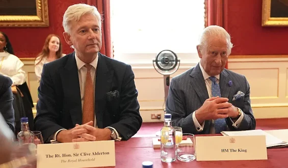 König Charles verliert Clive Alderton als Vertrauten