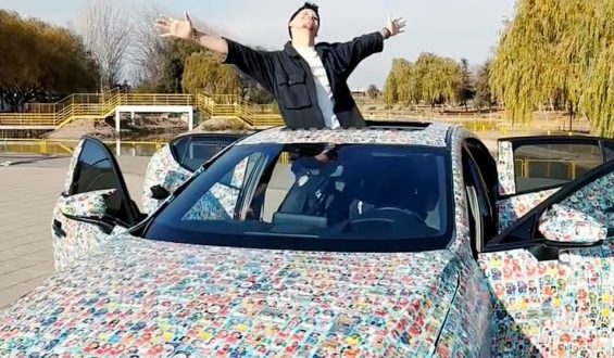 Influencer gestaltet Auto als Panini-Album mit über 10.000 Stickern